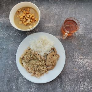 Dieta z ograniczeniem łatwoprzyswajalnych węglowodanów Zupa krem z białych warzyw Udziec z kurczaka wolno gotowany z ziołami Sos ziołowy (dieta) Kasza jęczmienna/sypko Surówka z rzodkwi Kompot owocowy z jabłkami Grzanki pszenne